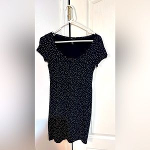 Cotton dress. It doesn’t fit me anymore. It is comfortable and lightly worn.